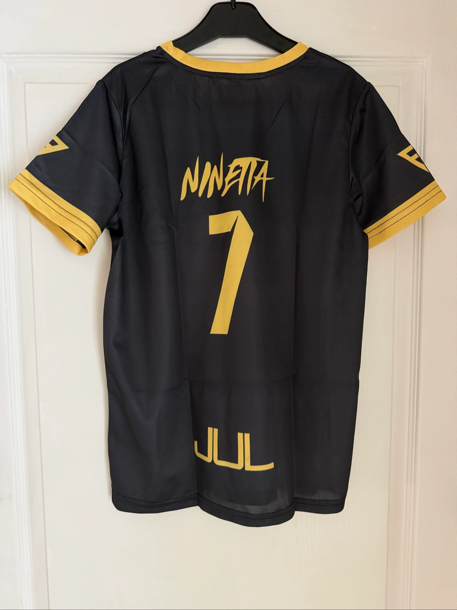 Camiseta Jul negro y dorado 11/12 años – photo 2